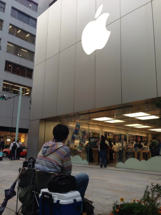 Illustration for article titled Tokyo Man Already Lined Up for the iPhone 5S